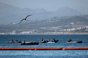 Patrullaje en  la nueva barrera flotante desplegada por España para reforzar la seguridad cerca del puesto fronterizo del enclave español de Ceuta, el 2 de agosto de 2026. · Foto: Henry Nicholls, AFP