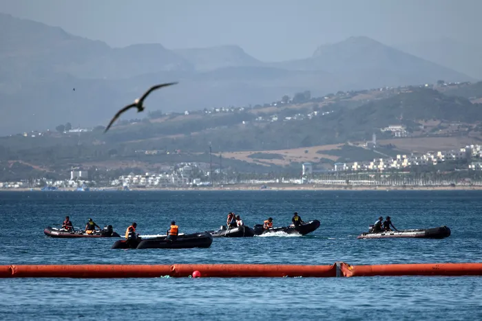 Patrullaje en  la nueva barrera flotante desplegada por España para reforzar la seguridad cerca del puesto fronterizo del enclave español de Ceuta, el 2 de agosto de 2026. · Foto: Henry Nicholls, AFP