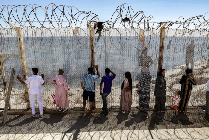 Familiares y amigos esperan el regreso de personas que cruzaron a Ceuta, el 2 de agosto, en el paso fronterizo deba Sebta en Marruecos. Foto: Abdel Majid Bziouat, AFP
