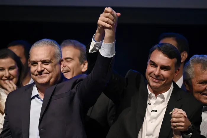 Flávio Bolsonaro y Alfredo Gaspar tras anunciar su candidatura en una conferencia de prensa en Brasilia el 5 de agosto. · Foto: Evaristo Sa, AFP