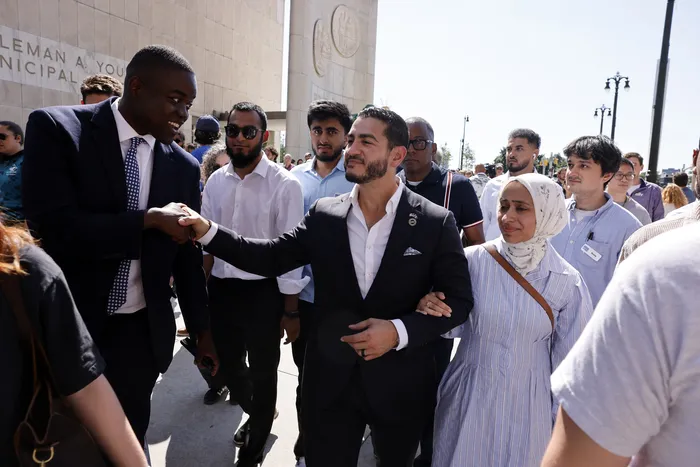 Abdul El-Sayed y su esposa, Sarah Jukaku, tras una rueda de prensa en la que declaró su victoria en las elecciones primarias celebradas en Detroit, Michigan, el 5 de agosto. · Foto:  Jeff Kowalsky, AFP
