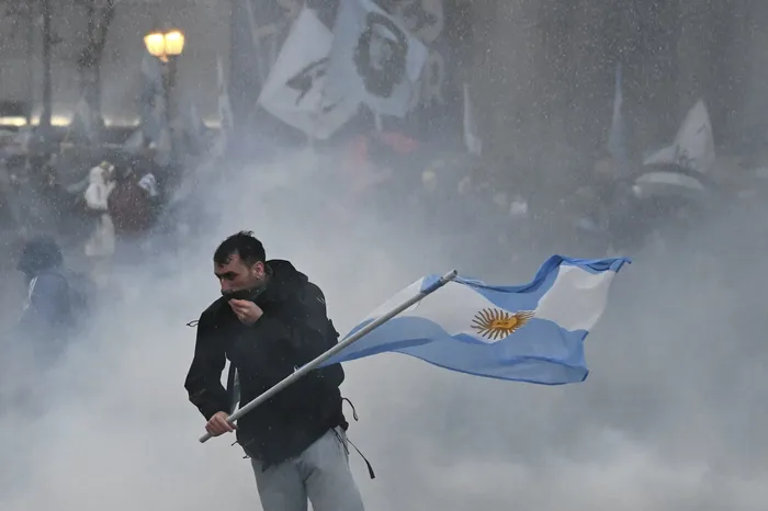 Un manifestante en medio de gases lacrimógenos durante las protestas frente al Congreso Nacional en Buenos Aires. · Foto: Luis Robayo, AFP