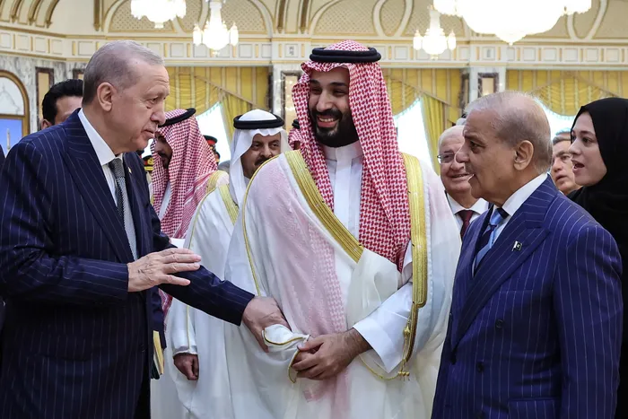 Tayyip Erdogan, Mohammed bin Salman yShehbaz Sharif, el 7 de agosto,en Arabia
Saudita · Foto: Presidencia de Turquía