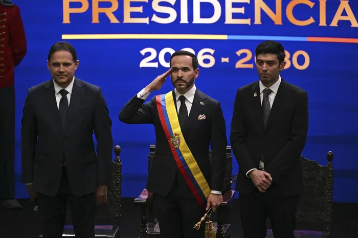El nuevo presidente de Colombia, Abelardo de la Espriella (centro), junto al presidente del Congreso, Honorio Henríquez (i), y al presidente de la Cámara de Representantes, Nicolás Barguil, durante la ceremonia de asunción en la Universidad Santiago de Cali en Cali. · Foto: Luis Acosta, AFP