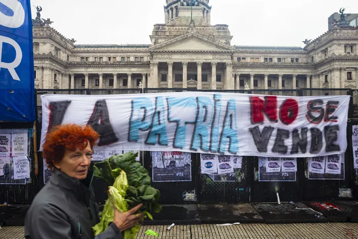Movilización bajo la consigna "La Patria no se vende", el 6 de agosto, en Buenos Aires. · Foto: Catriel Gallucci Bordoni, NurPhoto, AFP