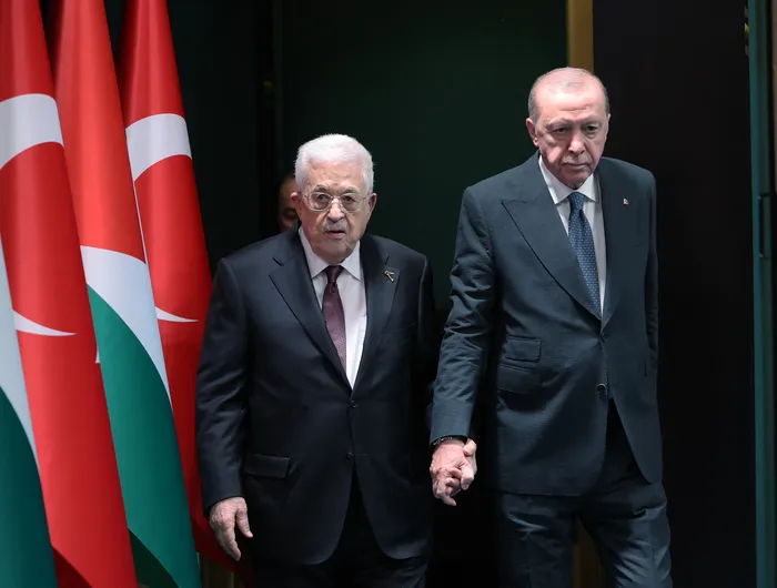 Presidente de Turquía, Tayyip Erdogan (derecha), junto al presidente palestino, Mahmud Abbas (izquierda), antes de una rueda de prensa en el Complejo Presidencial de Ankara, el 12 de agosto. 
Foto: Servicio de Prensa Presidencial Turco / AFP