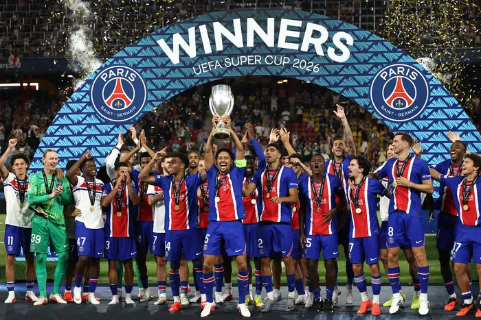 Jugadores del PSG, tras ganar la Supercopa de la UEFA entre el Paris Saint-Germain (PSG), campeón de la Champions League, y el Aston Villa, campeón de la Europa League, en Salzburgo, Austria, el 12 de agosto. · Foto: Franck Fife,  AFP