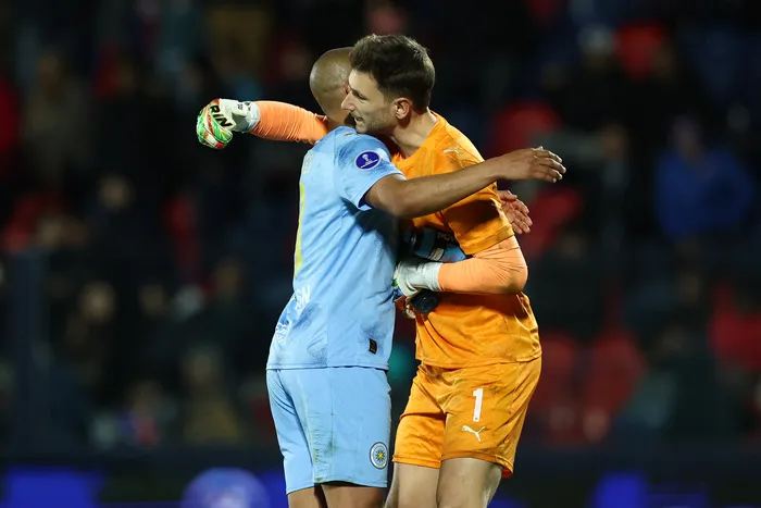 Pablo Siles y Franco Torgnascioli, de Torque, tras ganar el partido de ida de los octavos de final de la Copa Sudamericana ante Tigre, el 12 de agosto, en Buenos Aires. · Foto: Alejando Pagni, AFP