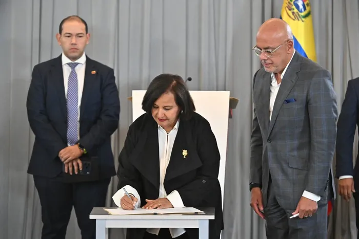Dinorah Figuera y Jorge Rodríguez, durante la firma del convenio tras una reunión en Caracas el 12 de agosto. · Foto: Juan Barreto, AFP
