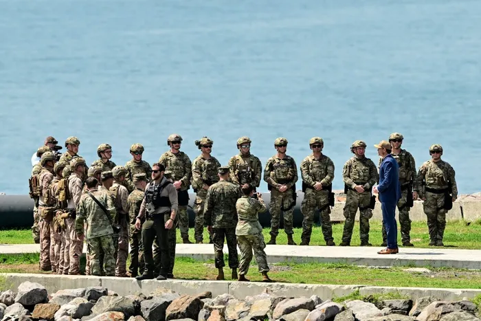 Pete Hegseth (tercero desde la derecha), con tropas que participan en el ejercicio militar multinacional Panamax 2026 en Ciudad de Panamá, el 13 de agosto. · Foto: Martín Bernetti, AFP