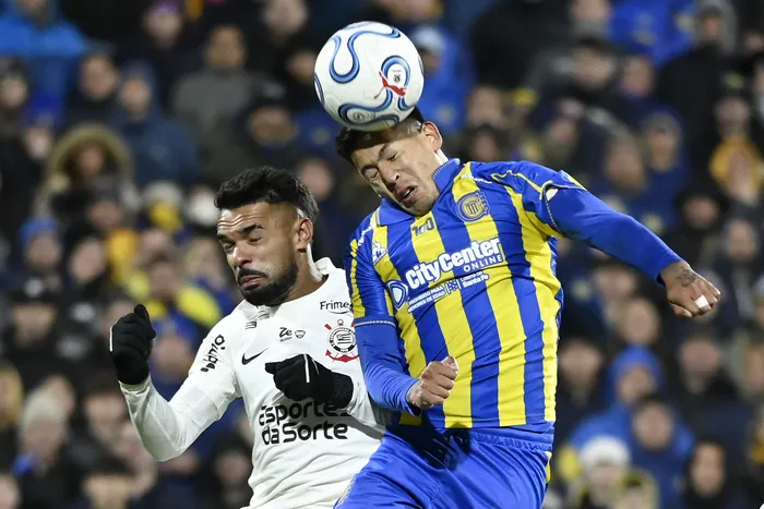 Raniele, de Corinthians, y Emanuel Coronel, de Rosario Central, el 13 de agosto en Rosario. · Foto: Marcelo Manera, AFP