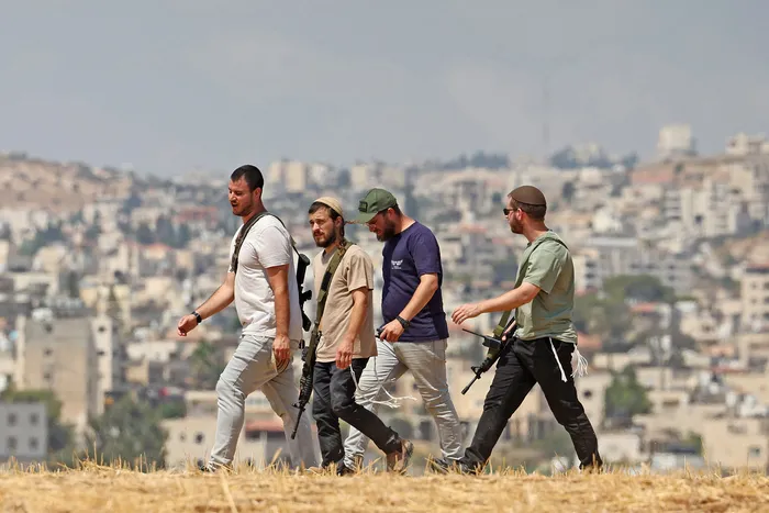 Colonos israelíes, el 14 de agosto, al sur de Belén, en Cisjordania. · Foto: Ahmad Gharabli,  AFP