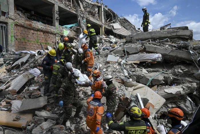 Equipos de rescate recuperan un cuerpo de entre los escombros en Pereira, Colombia, el 14 de agosto. · Foto: Alexis Munera, Anadolu, AFP
