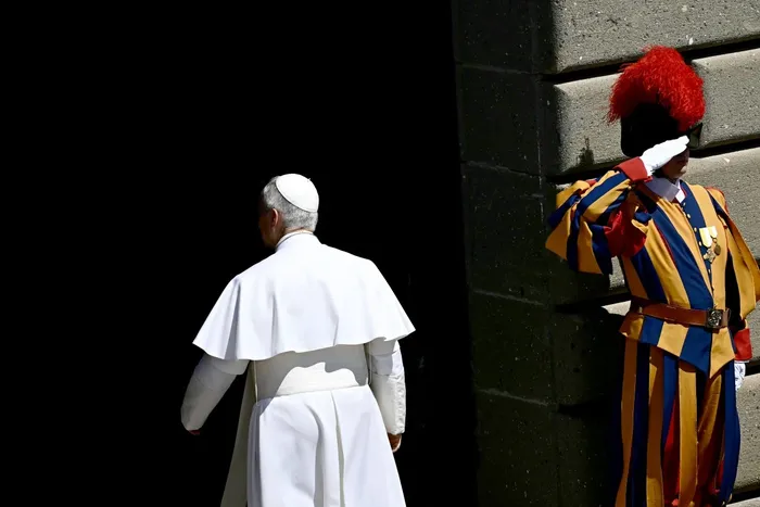 El papa León XIV entra al Palacio Apostólico de la Plaza de la Libertad tras el rezo del Ángelus en Castel Gandolfo, el 16 de agosto, en Roma, Italia. · Foto: Filippo Monteforte, AFP