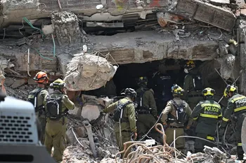 Equipos de rescate de Colombia e Israel buscan entre los escombros, el 18 de agosto, en Cali. · Foto: Joaquín Sarmiento, AFP