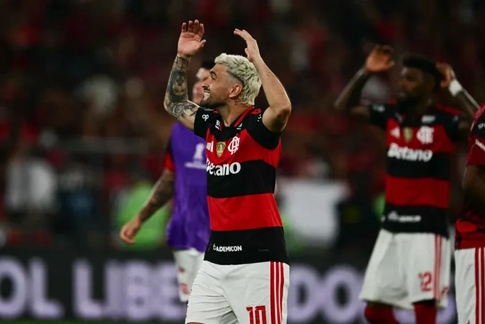 Giorgian de Arrascaeta celebra tras ganar el partido de vuelta de los octavos de final de la Copa Libertadores ante Cruzeiro, el 19 de agosto, en el estadio Maracaná de Río de Janeiro. · Foto: Pablo Porciúncula, AFP