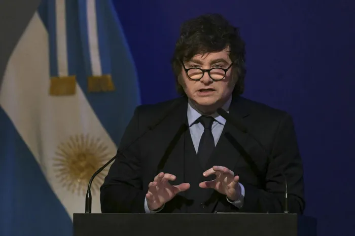 El presidente de Argentina, Javier Milei, durante la conferencia "Perspectivas políticas y económicas". · Foto: Juan Mabromata,  AFP