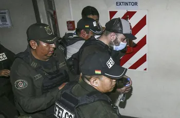 Agentes policiales trasladan a Fernando Cerimedo, desde el Palacio de Justicia a la prisión de Palmasola en Santa Cruz · Foto: Rodrigo Urzagasti, AFP