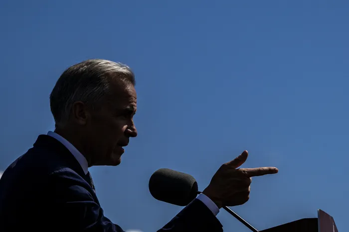 El primer ministro canadiense, Mark Carney, habla sobre la disputa comercial con Estados Unidos en el astillero Davie, el 24 de agosto, en Quebec. · Foto: Andrej JvanojV, AFP