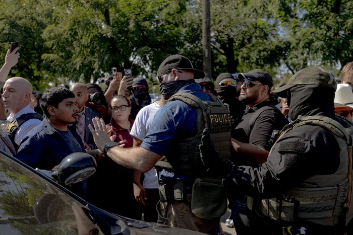 Agentes del ICE se enfrentan a manifestantes después de haber dañado un vehículo mientras intentaban detener a una persona, el 24 de agosto, en Chicago. · Foto: Jim Bondruska, AFP