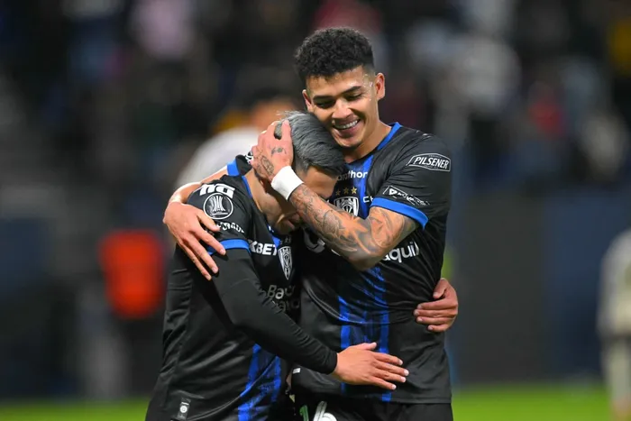 Matías Perelló (i), de Independiente del Valle, celebra su gol junto a Ronald Briones, el 25 de agosto, durante el partido ante Deportes Tolima en el estadio Banco de Quito. · Foto: Rodrigo Buendía, AFP