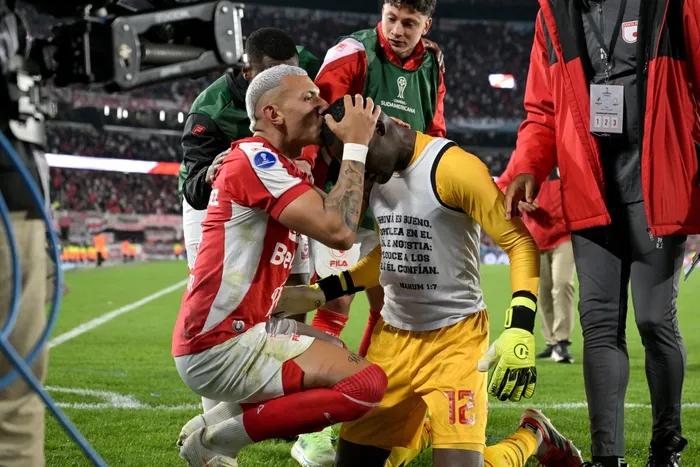 Franco Fagúndez y Weimar Asprilla de Independiente Santa Fe, el 26 de agosto, tras ganar la tanda de penales ante River Plate en el estadio Más Monumental de Buenos Aires. · Foto: Juan Mabromata,  AFP