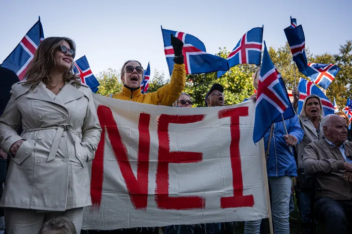 Partidarios de la campaña por el No se movilizan durante un mitin contra la reanudación de las negociaciones de adhesión de Islandia a la Unión Europea, en Reikiavik, Islandia, el 27 de agosto de 2026 · Foto: Jonatjan Nackstrand, AFP