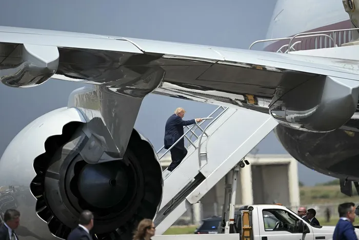 El presidente estadounidense Donald Trump aborda el Air Force One en el aeropuerto de Ellington en Houston,Texas. · Foto: Ken Nishimura, AFP