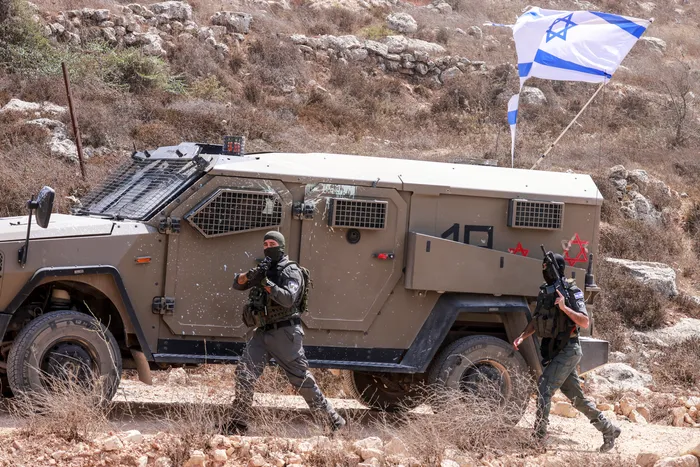 Soldados israelíes llegan a la aldea de Qusra situada al sur de Nablus, en Cisjordania, el 29 de agosto de 2026. · Foto: Jaafar Ashtiyeh / AFP