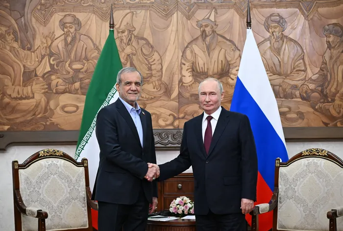 Masoud Pezeshkian y Vladimir Putin, el 1° de setiembre, en Bishkek. Foto: Kristina Solovyova, Pool, AFP
