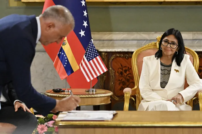 Chris Wright y Delcy Rodríguez durante la firma de un acuerdo petrolero con Estados Unidos en el Palacio Presidencial de Miraflores, en Caracas, el 2 de setiembre. · Foto: Juan Barreto, AFP