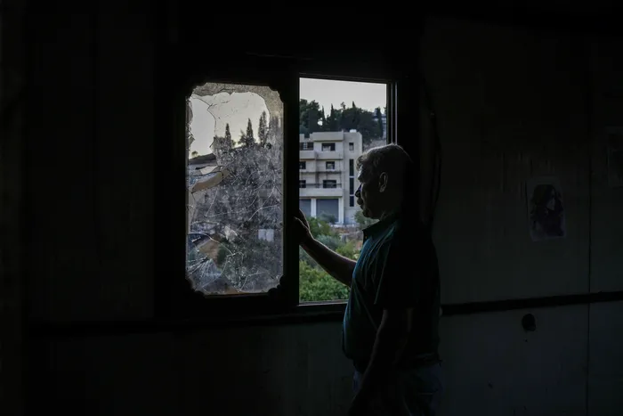 Wajih Haman en su casa, el 2 de setiembre, tras un ataque de colonos israelitas a viviendas en el este de Ramallah, Cisjordania. · Foto: Zain Jaafar, AFP