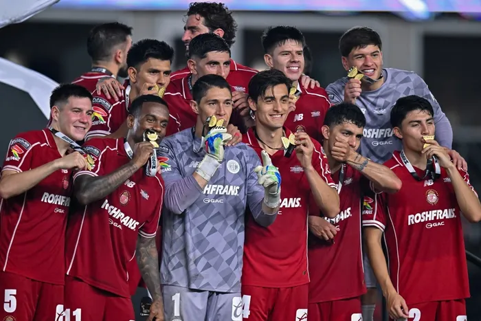 Jugadores del Toluca celebran luego de la victoria sobre Monterrey en la final de la Leagues Cup en el Shell Energy Stadium, el 6 de septiembre, en Houston, Texas. · Foto: Maria Lysaker, Getty Images ,AFP
