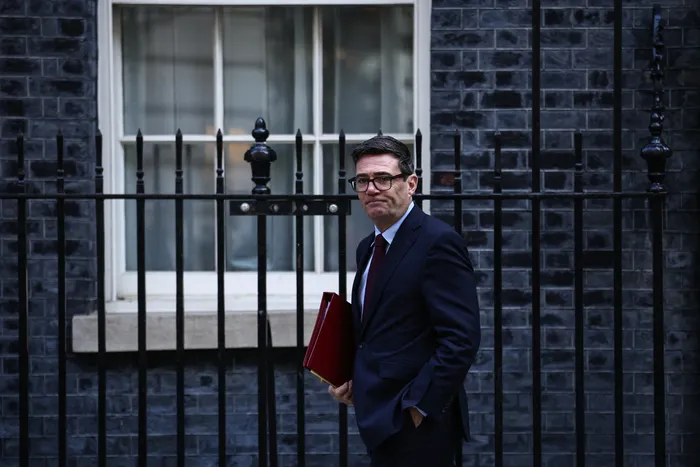 Andy Burnham, sale del número 10 de Downing Street, en el centro de Londres, el 9 de septiembre. · Foto: Henry Nicholls, AFP