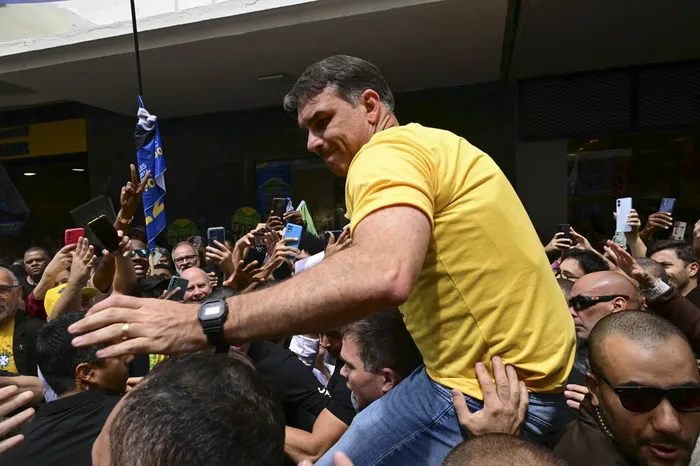 Flávio Bolsonaro durante un acto de campaña con motociclistas en Juiz de Fora, estado de Minas Gerais, el 9 de setiembre. · Foto: Pablo Porciúncula, AFP
