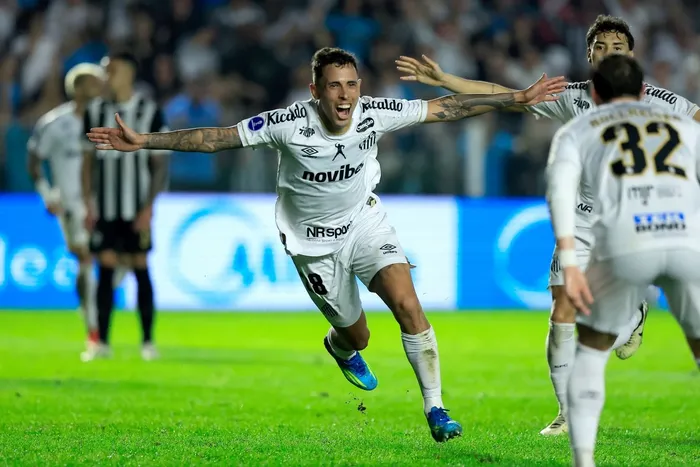 Christian Oliva, celebra tras marcar el segundo gol de Santos ante Atlético Mineiro, el 9 de setiembre, en el estadio Urbano Caldeira de Santos, en el estado de San Pablo. · Foto: Miguel Scarriol, AFP