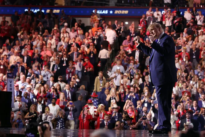 Donald Trump tras su discurso en la Convención Nacional Republicana de las elecciones de mitad de mandato en el American Airlines Center de Dallas, Texas, el 9 de setiembre. · Foto: Blake Fagan, AFP