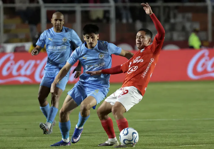 Franco Pizzichilo, de Montevideo City Torque,  y Ademar Robles, de Cienciano, durante el partido de ida de los cuartos de final de la Copa Sudamericana en el estadio Inca Garcilaso de la Vega de Cusco, Perú. · Foto: AFP