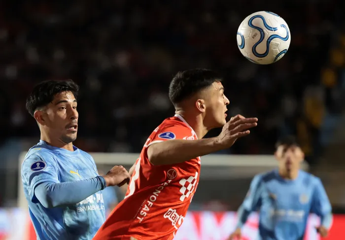 Salomón Rodríguez, de Montevideo City Torque y Claudio Núñez, de Cienciano, durante el partido de ida de los cuartos de final de la Copa Sudamericana, el 10 de setiembre, en el estadio Inca Garcilaso de la Vega, en Cusco, Perú. · Foto: José Angulo / AFP
