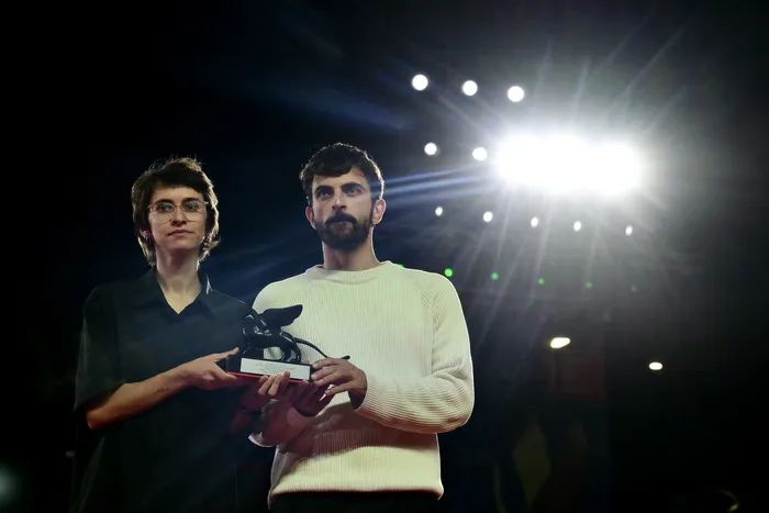 Yuval Abraham y Rachel Szor, ganadores del Premio Especial del Jurado por _NAZA_, tras la ceremonia de clausura de la 83ª edición del Festival de Cine de Venecia, en el Lido de Venecia, el 12 de setiembre de 2026. · Foto: Stefano Rellandini, AFP