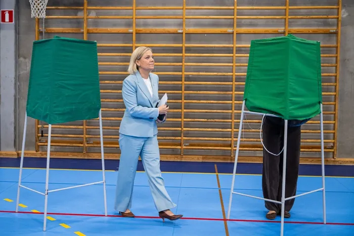 Magdalena Andersson, se dirige a depositar su voto en un circuito electoral en una escuela, el 13 de setiembre, en Nacka, Suecia. · Foto: Jonathan Nackstrand, AFP