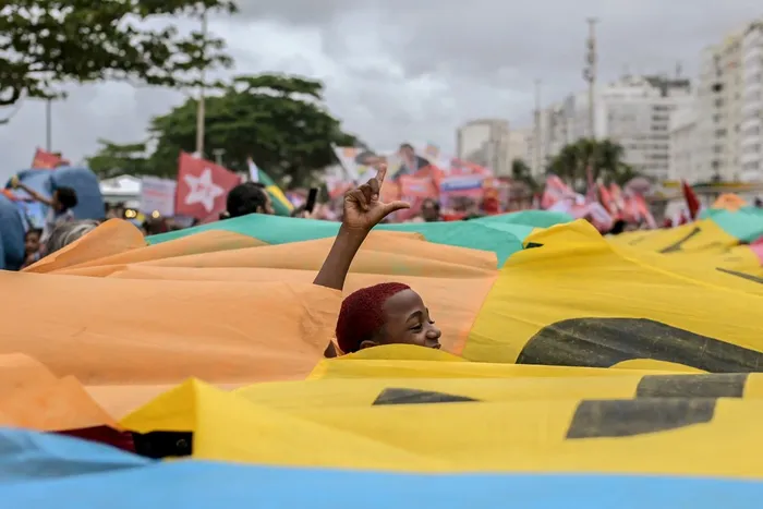 Acto de campaña de Luiz Inácio Lula da Silva, el 13 de setiembre, en la playa de Copacabana, en Río de Janeiro. · Foto: Tercio Teixeira, AFP