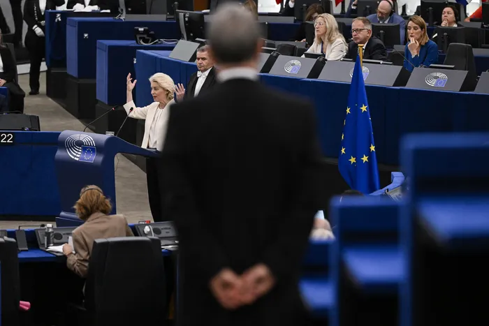 Ursula von der Leyen,  en una sesión plenaria del Parlamento Europeo en Estrasburgo, en el este de Francia, el 16 de septiembre de 2026. · Foto: Jean-Chrisotophe Bott, AFP