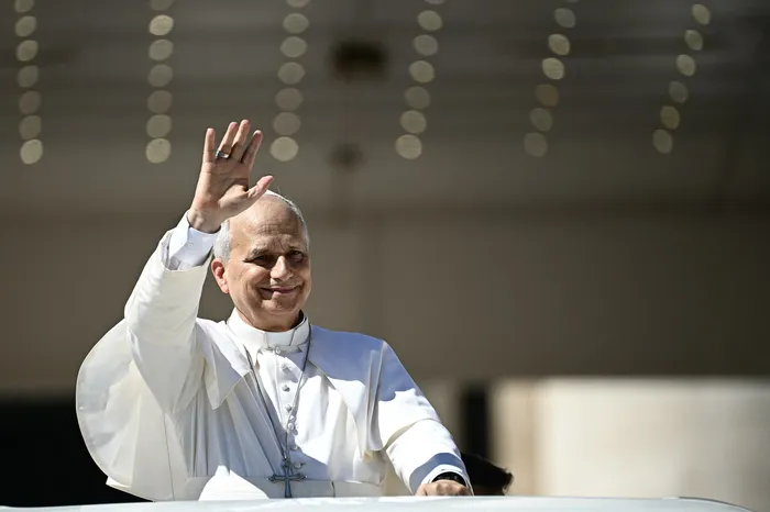 El papa León XIV saluda tras culminar su audiencia general semanal en el Vaticano, el 16 de septiembre. · Foto: Filippo Monteforte, AFP