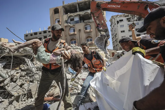 Derrumbe de edificio por ataques israelíes en Tal al-Hawa de la ciudad de Gaza, el 16 de setiembre. · Foto: Omar Al-Qattaa, AFP