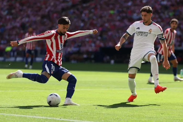 Alex Baena, del Atlético de Madrid, y Federico Valverde, del Real Madrid, el 20 de setiembre, en el estadio Metropolitano de Madrid. · Foto: Thomas Coex, AFP
