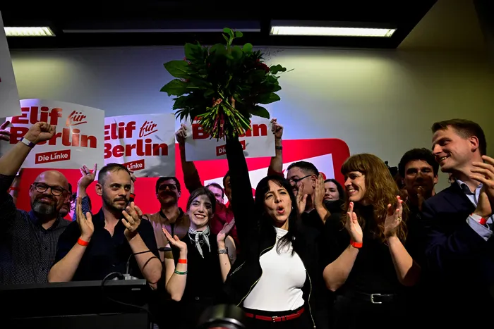 Elif Eralp (centro), candidata principal de La Izquierda, el 25 de setiembre, durante el congreso partidario en Berlín. · Foto: Tobías Schwarz, AFP