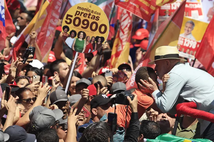 Luiz Inácio Lula da Silva, el 26 de setiembre, durante un acto de campaña en el barrio de São Miguel Paulista, en San Pablo. · Foto: Miguel Schincariol / AFP