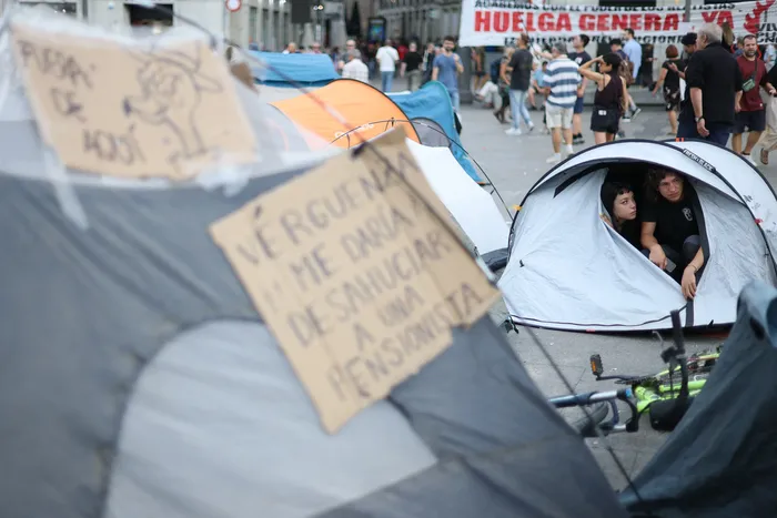 Protesta contra los desahucios y la crisis de la vivienda, frente a la sede de la Presidencia de la Comunidad de Madrid, en la Puerta del Sol, el 27 de setiembre. · Foto: Thomas Coex, AFP