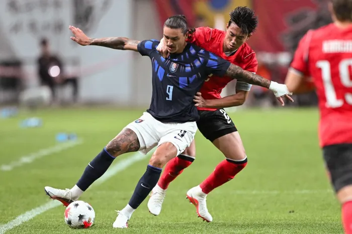 Darwin Núñez y Lee Han-beom, durante el partido amistoso entre Corea del Sur y Uruguay, el 28 de setiembre, en Seúl. · Foto: Jung Yeon-je, AFP